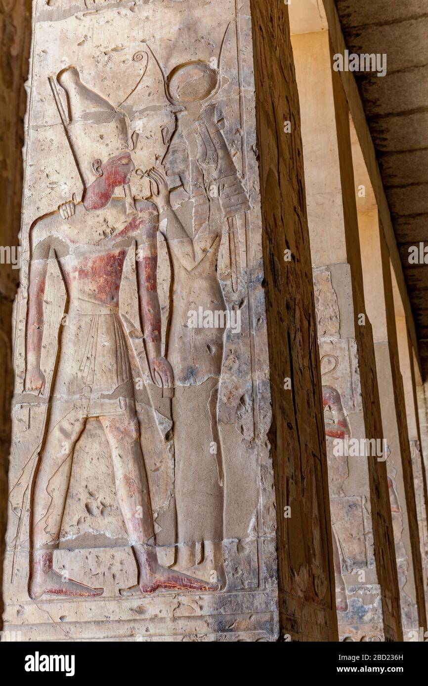 La dea Iside che dà l'ankh al faraone, scolpita su una colonna quadrata nel portico di fronte al Tempio di Seti i, Abydos, Egitto Foto Stock