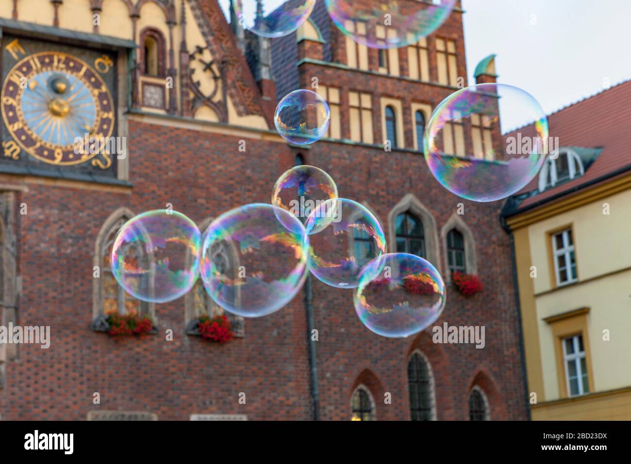 Bolle galleggianti fuori del Municipio, Piazza del mercato, Breslavia, Polonia Foto Stock