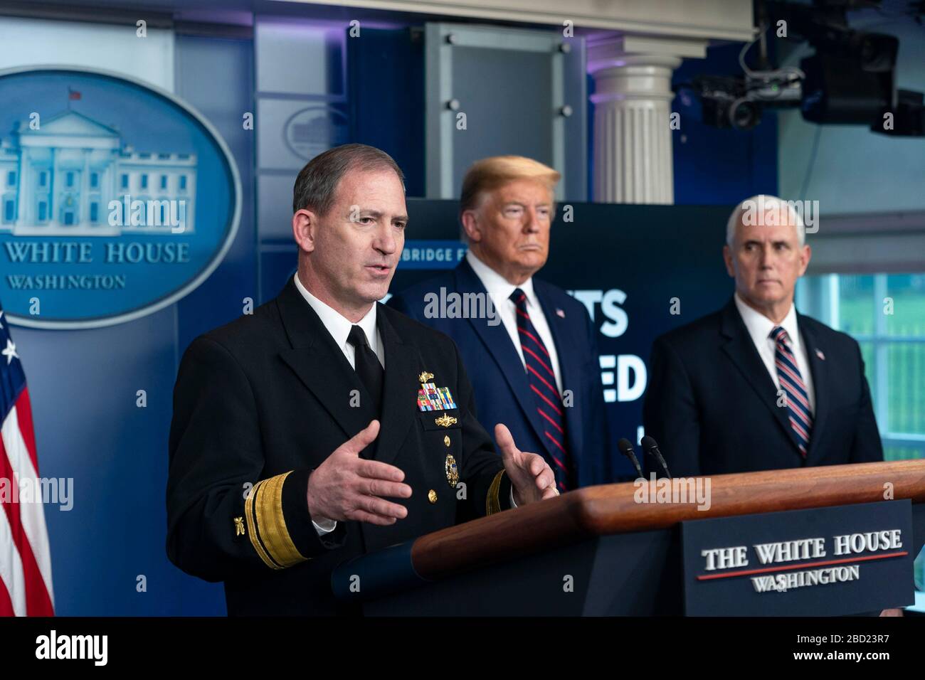 ADM posteriore cavo catena di fornitura U.S. Coronavirus. John Polowczyk prende una domanda dai reporter durante il quotidiano COVID-19, briefing coronavirus nella Sala Stampa Briefing della Casa Bianca 2 aprile 2020 a Washington, DC. In piedi da sinistra a destra sono: ADM posteriore. John Polowczyk, il presidente Donald Trump e il vicepresidente Mike Pence. Foto Stock