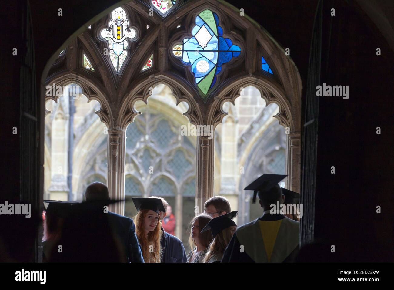 Si è laureata alla Cattedrale di Canterbury prima di una cerimonia di laurea Foto Stock