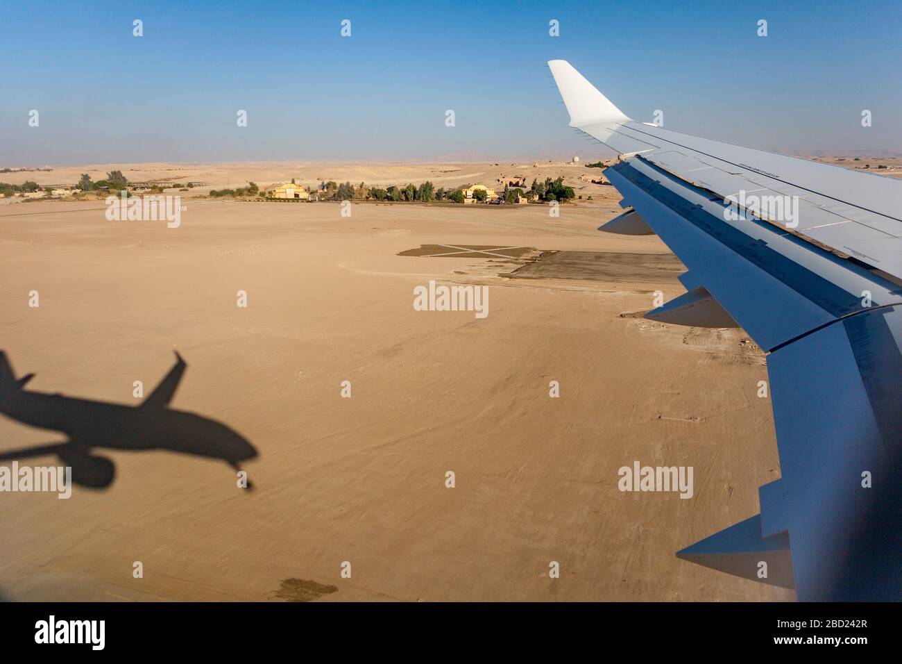 Shadow cast atterrando aeromobili all'aeroporto internazionale di Luxor, Egitto Foto Stock