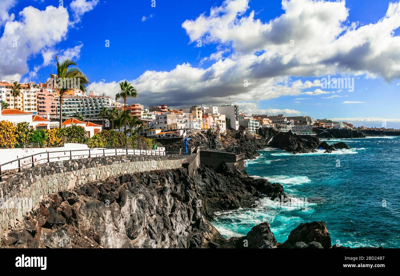 Bellissimo villaggio di Puerto di Santiago sopra il tramonto, Tenerife, Spagna. Foto Stock