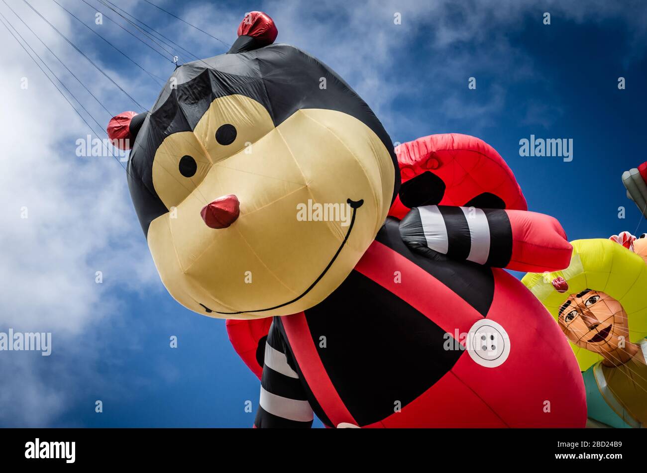 Gigante volante ladybird cartoon kite al Summer Southsea kite festival, Portsmouth, Regno Unito Foto Stock