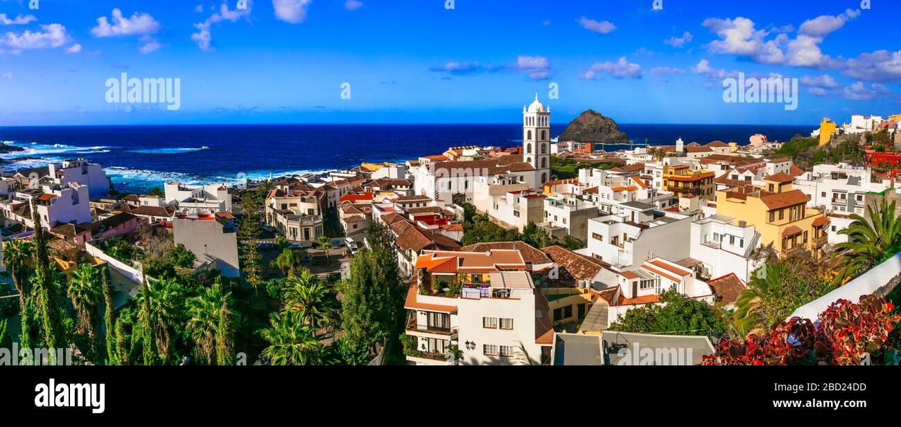 Villaggio tradizionale Garachico, vista con vecchia cattedrale, case e mare, isola di Tenerife, Spagna. Foto Stock