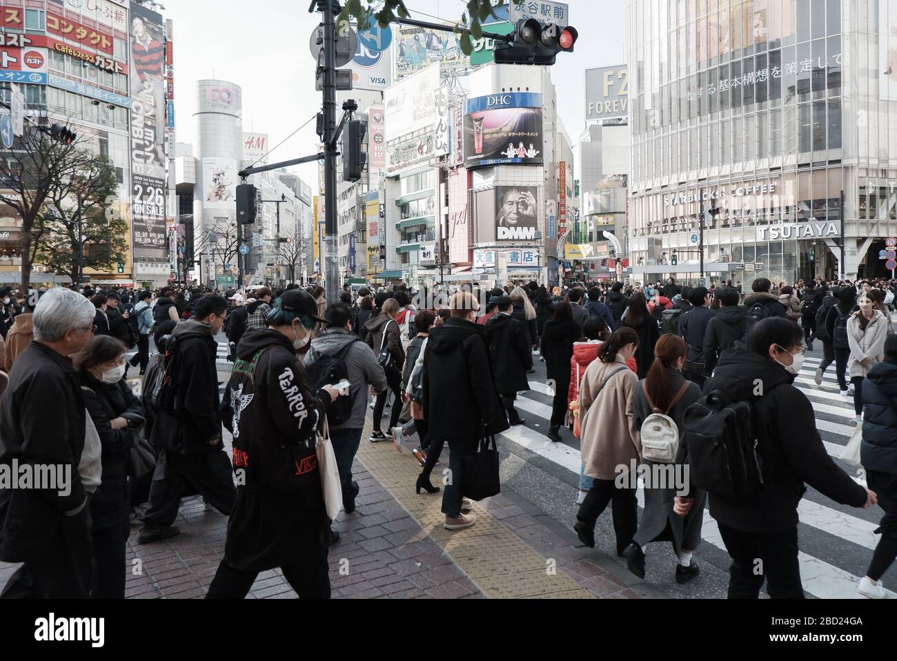 Tokyo, Giappone - Febbraio, 2020 : la gente affollata in Shibuya Crossing durante la pandemia di coronavirus Foto Stock