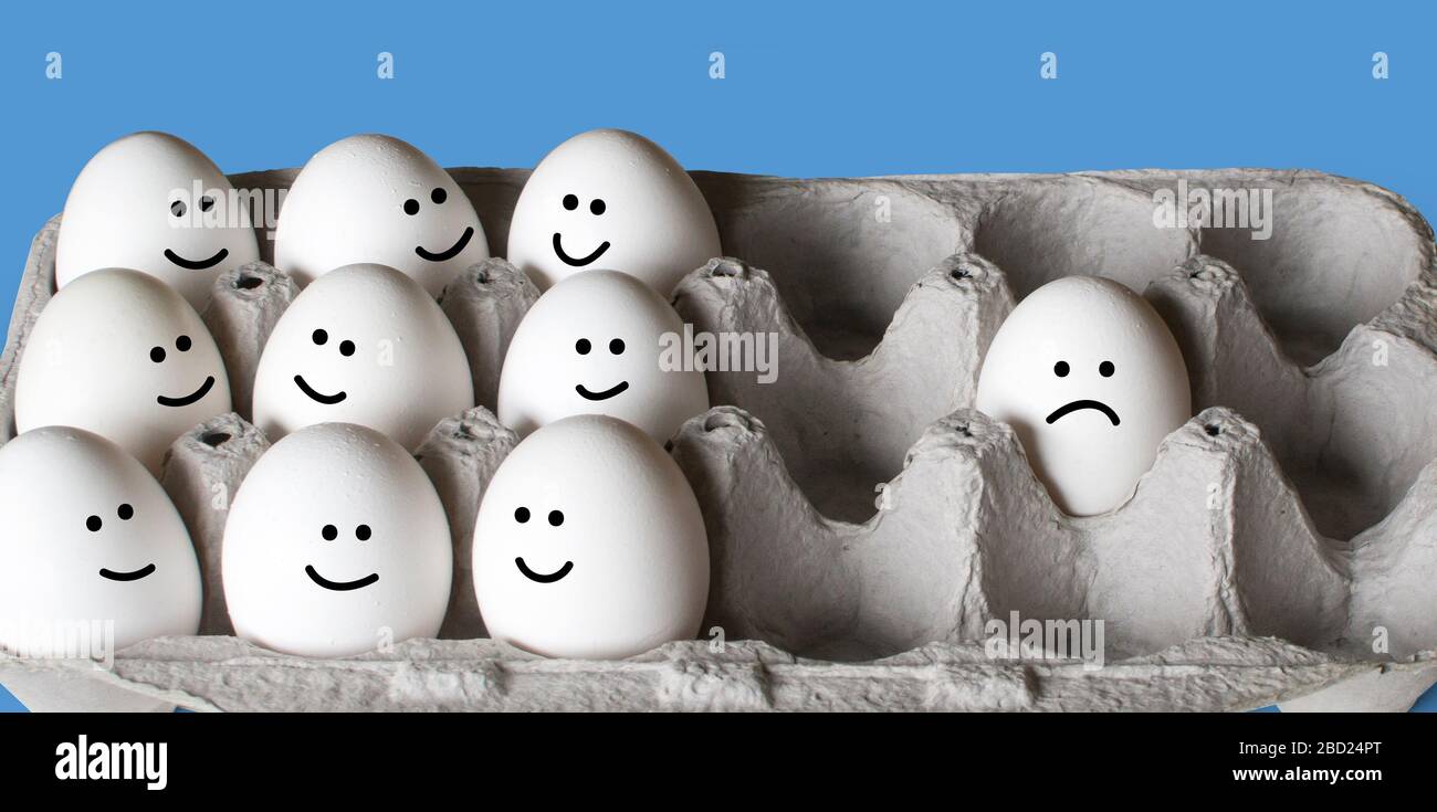 Uova bianche in un cartone, una separata dalla folla, concetto di distanza sociale Foto Stock