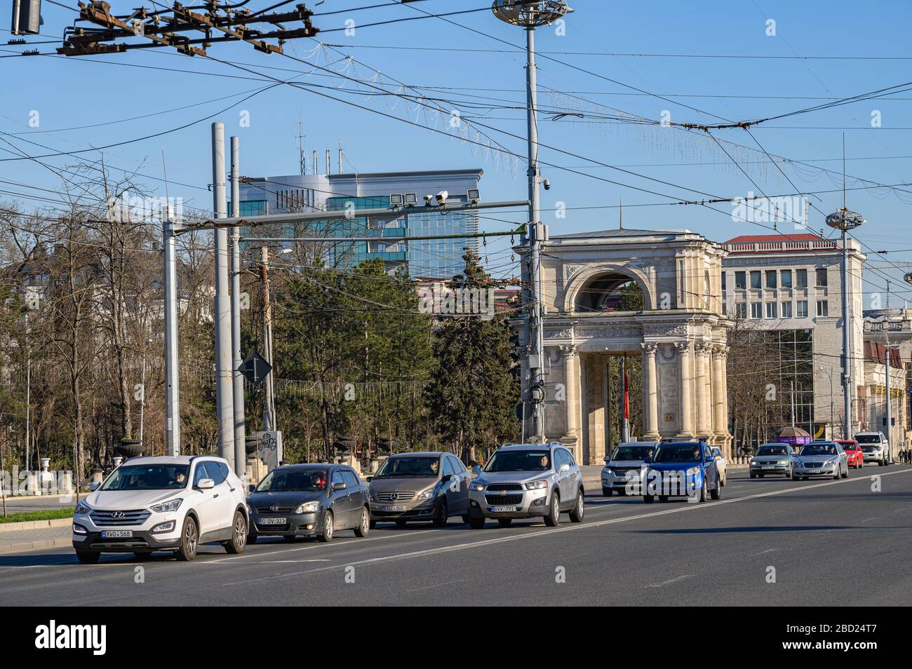 Traffico di trasporto diurno presso la Piazza della Grande Assemblea Nazionale di Chisinau, Moldavia Foto Stock