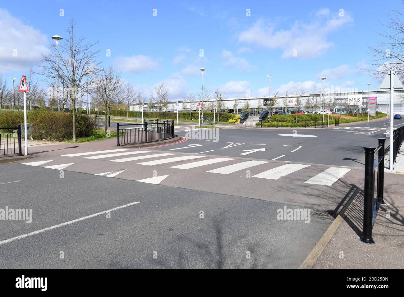 Central Milton Keynes edifici Snow Dome Outdoor Market Blossom riflessioni sul centro di vetro Signage Corona Virus Covid 19 Grid system Foto Stock
