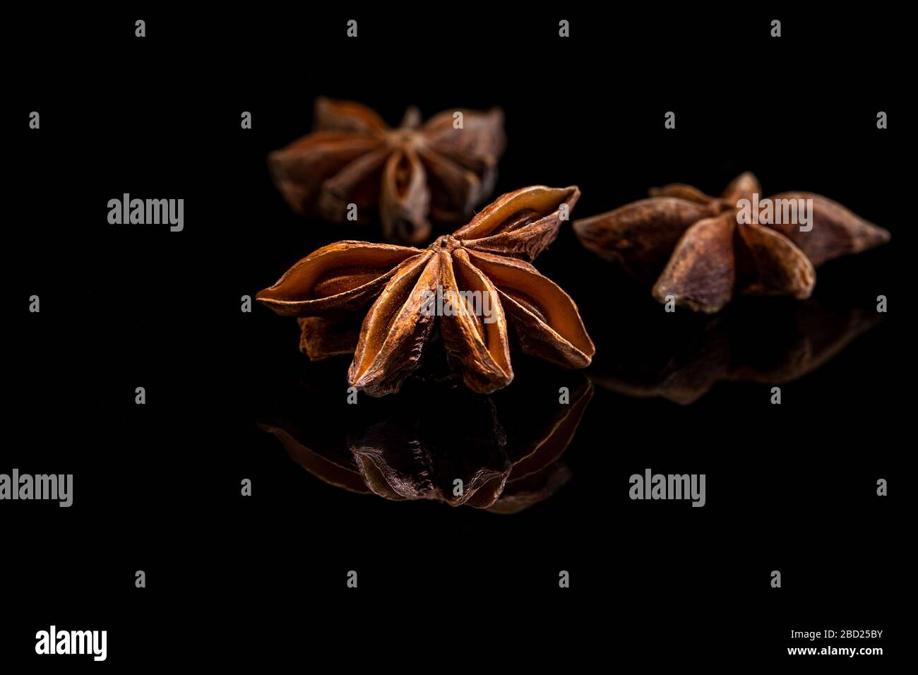 Anice stellato su nero con riflessione Foto Stock