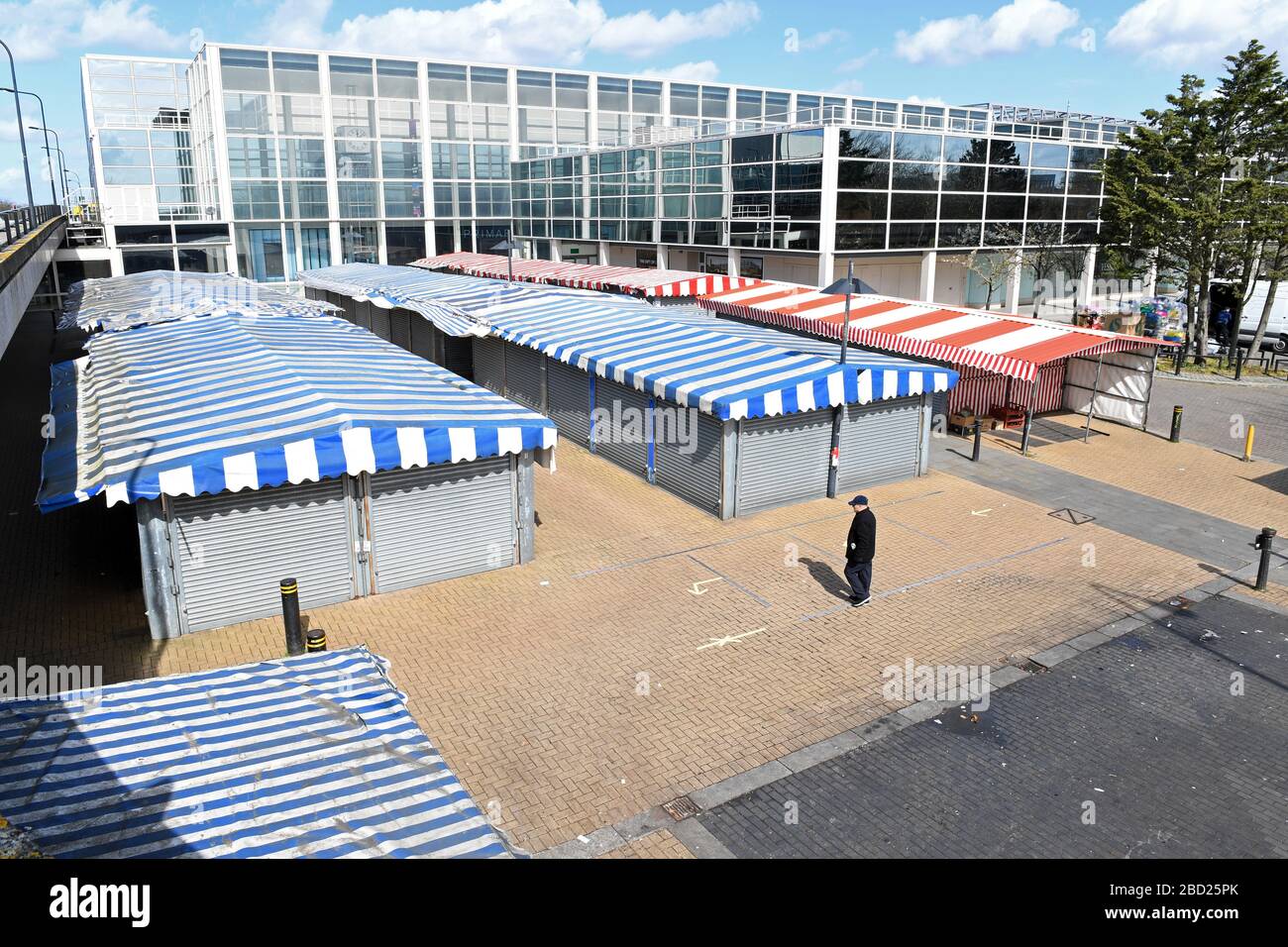 Central Milton Keynes edifici Snow Dome Outdoor Market Blossom riflessioni sul centro di vetro Signage Corona Virus Covid 19 Grid system Foto Stock