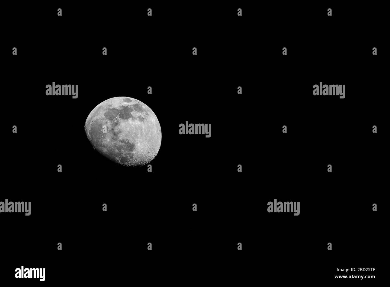82.6% di cera gibbous Moon su sfondo nero con spazio copia Foto Stock
