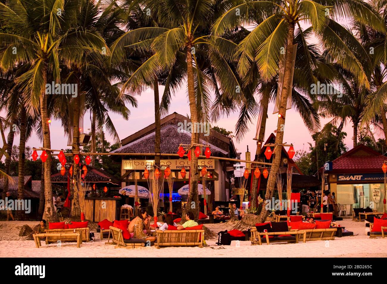 Bar presso la spiaggia Bianca di Boracay. Foto Stock