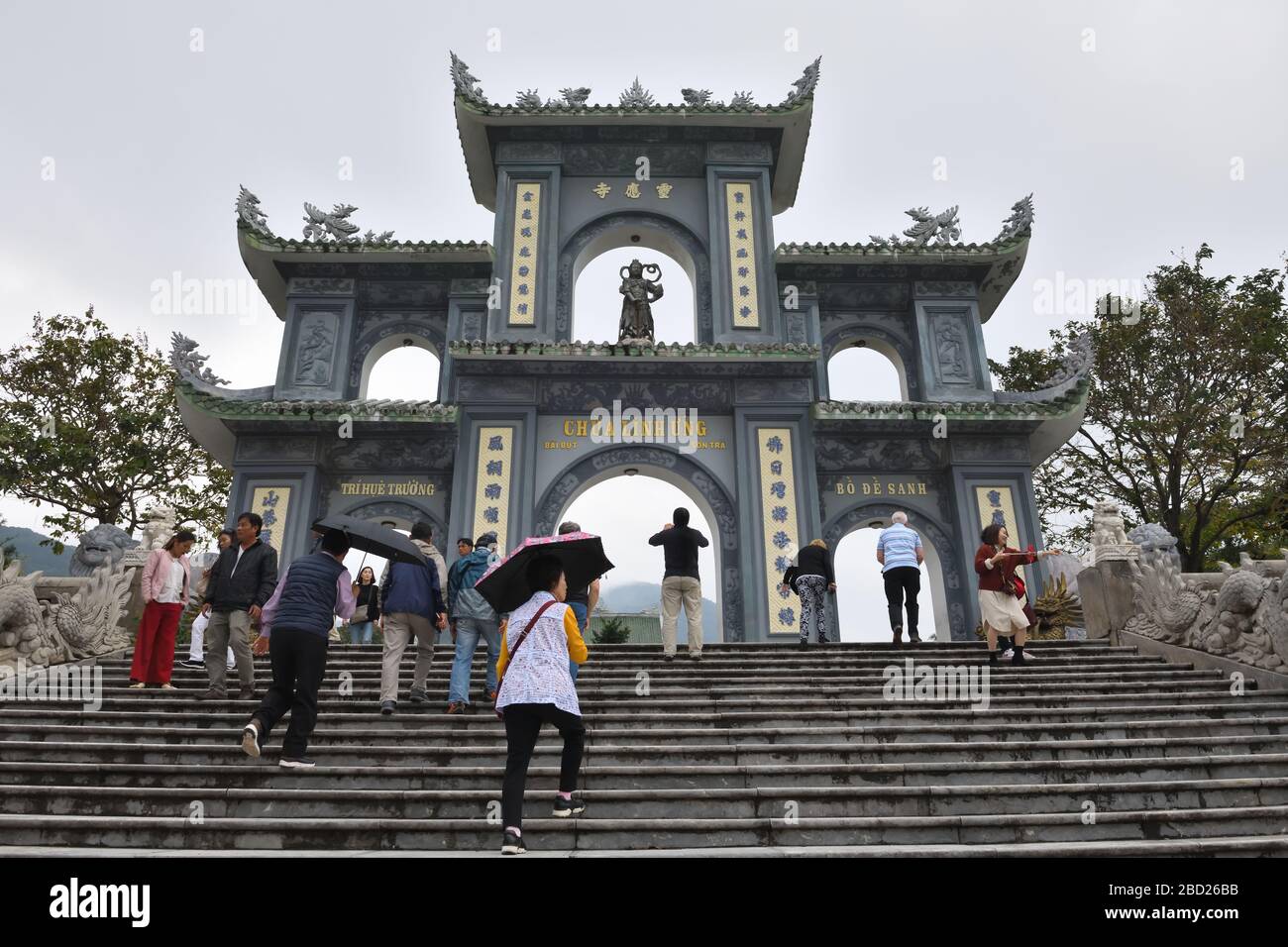 Visitatori del tempio buddista di Chùa Linh Ứng, Sơn Trà, da Nang, Vietnam Foto Stock
