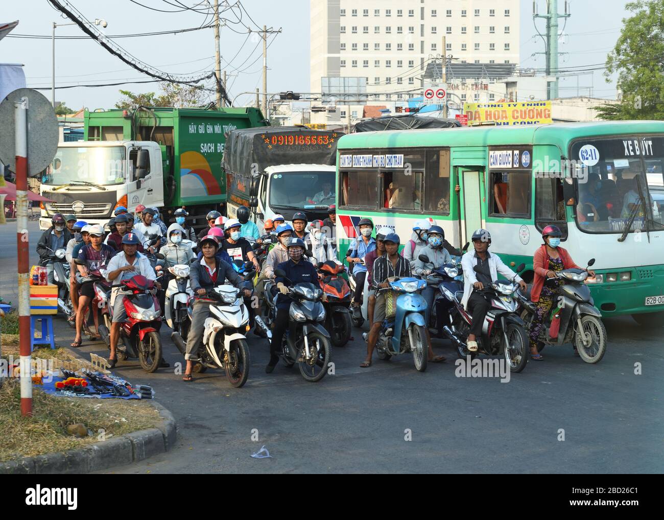 Le moto e gli autobus dell'ora di punta attendono al semaforo di da Nang, Vietnam, Asia Foto Stock