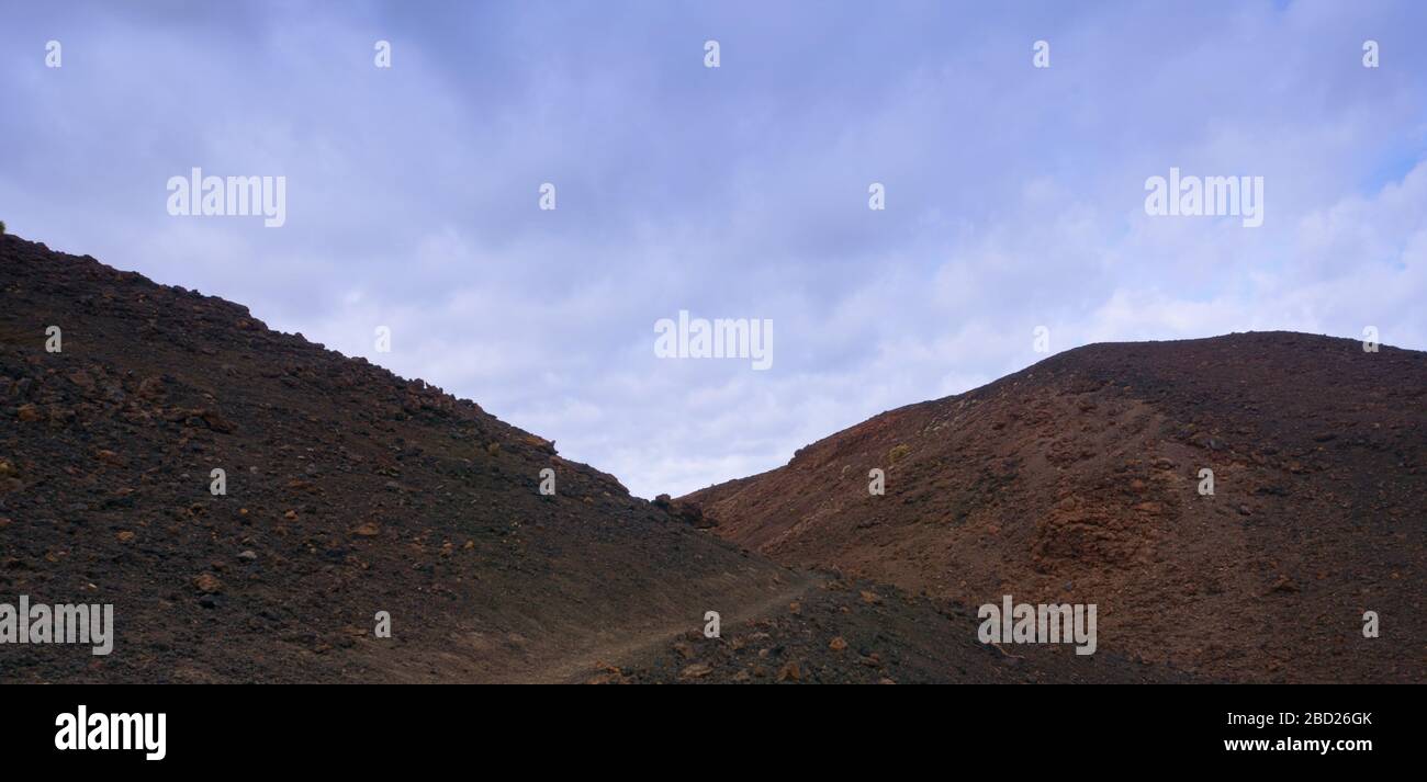 Vista a basso angolo della montagna rocciosa contro il cielo Foto Stock