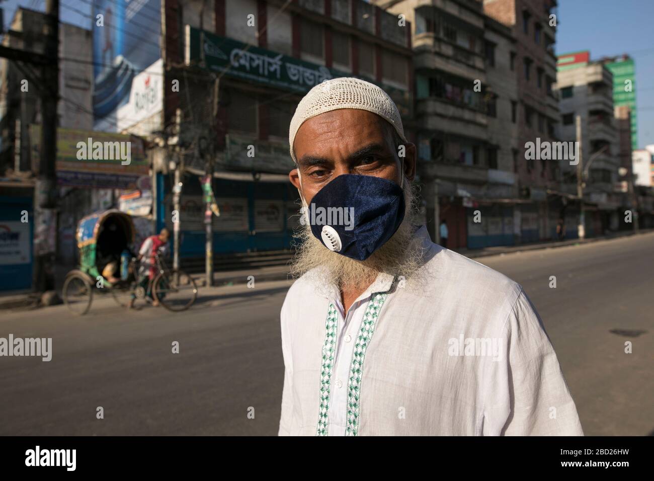 DHAKA, BANGLADESH - APRILE 06: Un vecchio uomo in strada durante il blocco imposto dal governo come misura preventiva contro il coronavirus COVID-19 a Dhak Foto Stock