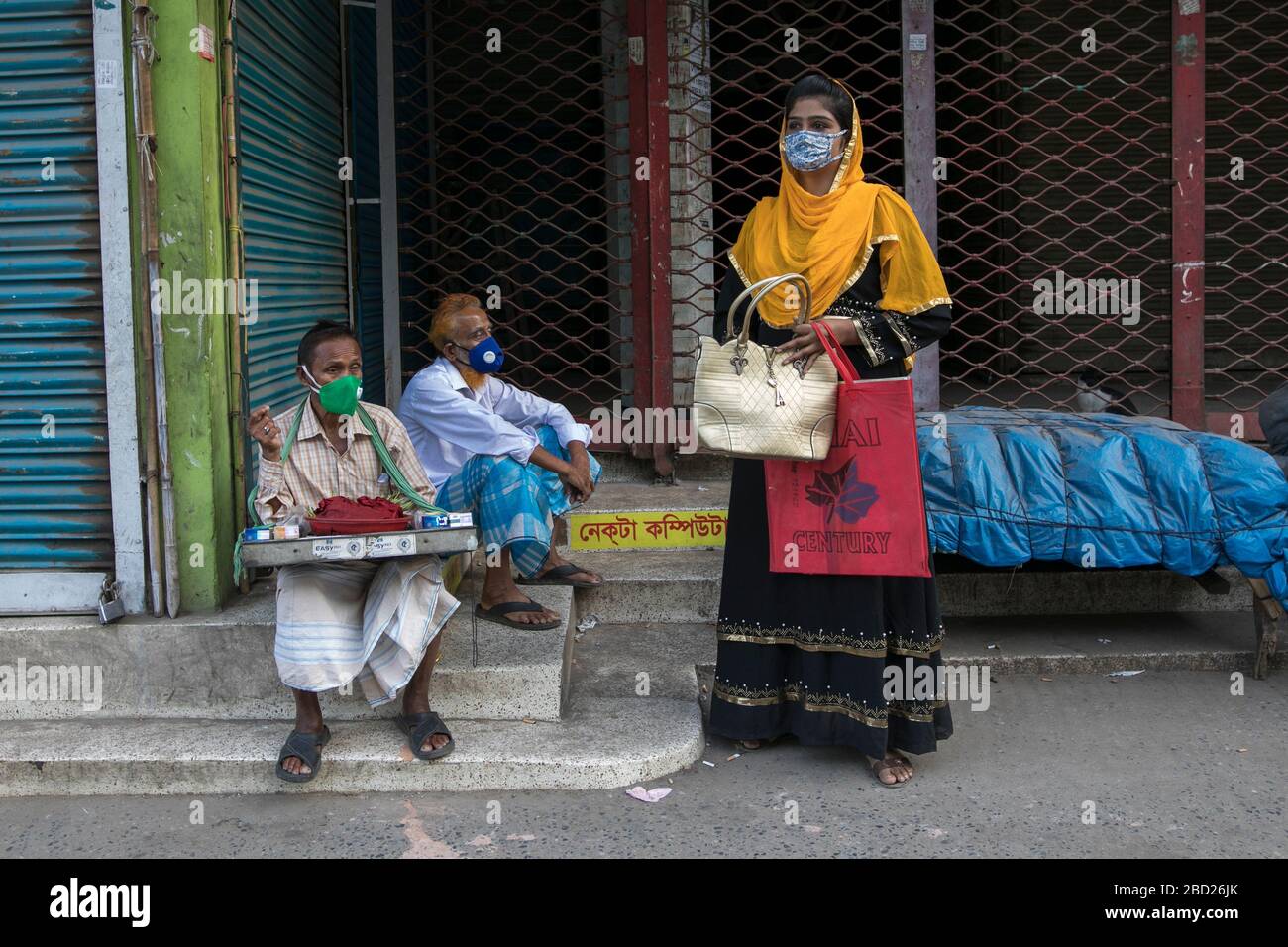 DHAKA, BANGLADESH - APRILE 06: La popolazione del Bangladesh ha visto per strada durante la chiusura a chiave imposta dal governo come misura preventiva contro il coronav COVID-19 Foto Stock