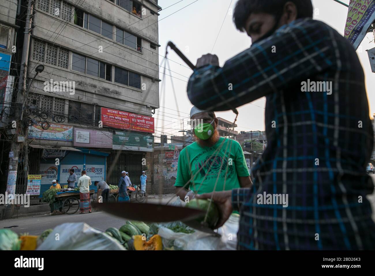 DHAKA, BANGLADESH - APRILE 06: Un falco vende verdure sulla strada durante l'embosaggio imposto dal governo come misura preventiva contro il coron COVID-19 Foto Stock