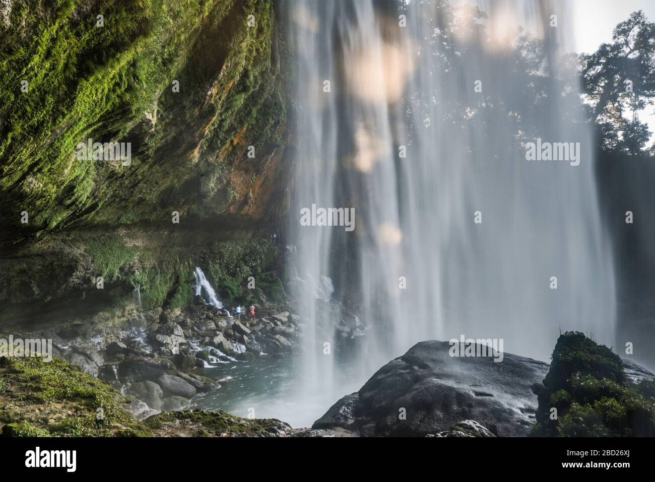 Cascate di Agua Azul, vista dal sentiero dietro la cascata, Chiapas, Messico Foto Stock