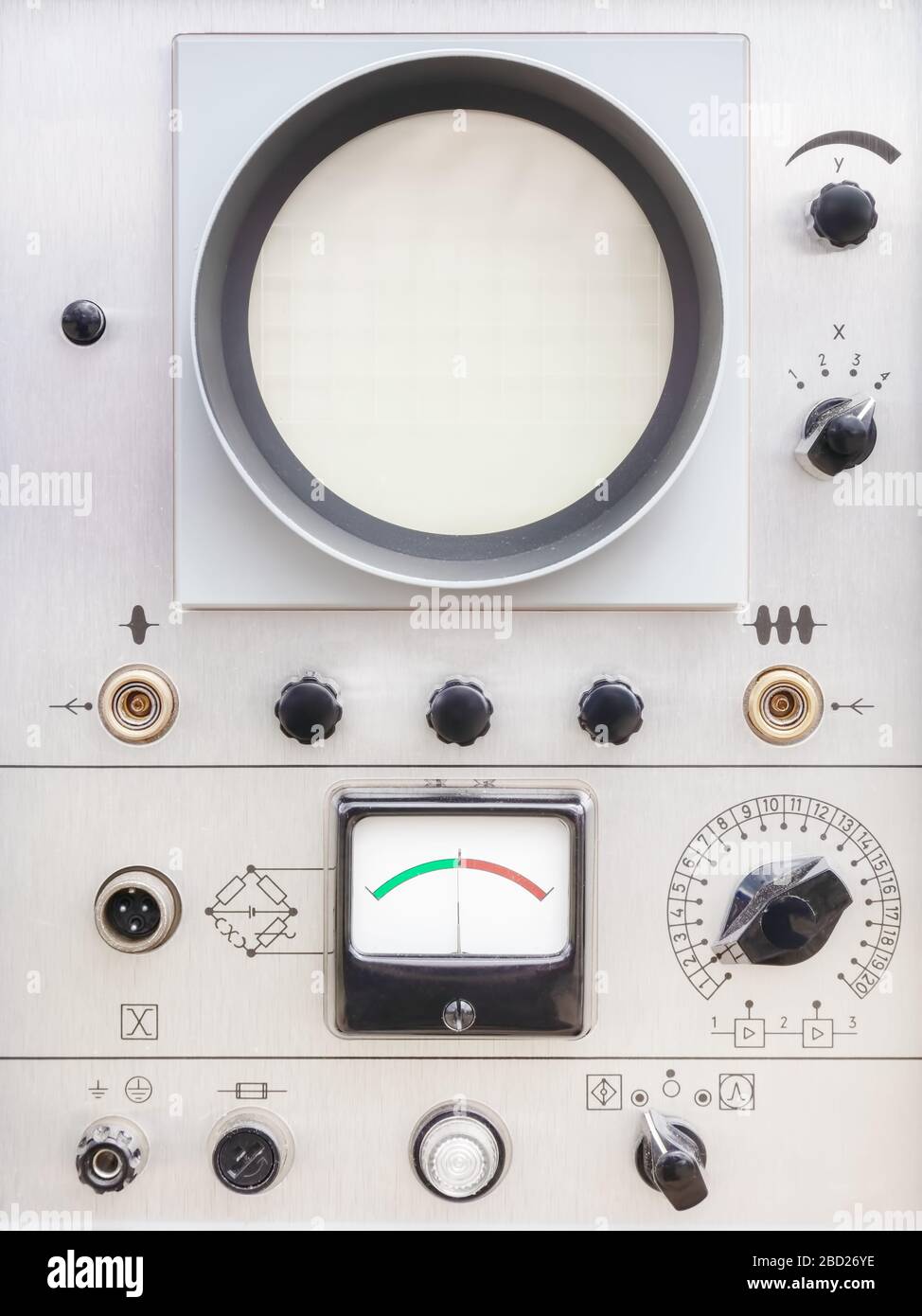 Antico strumento di misurazione industriale analogico con ampio display rotondo Foto Stock