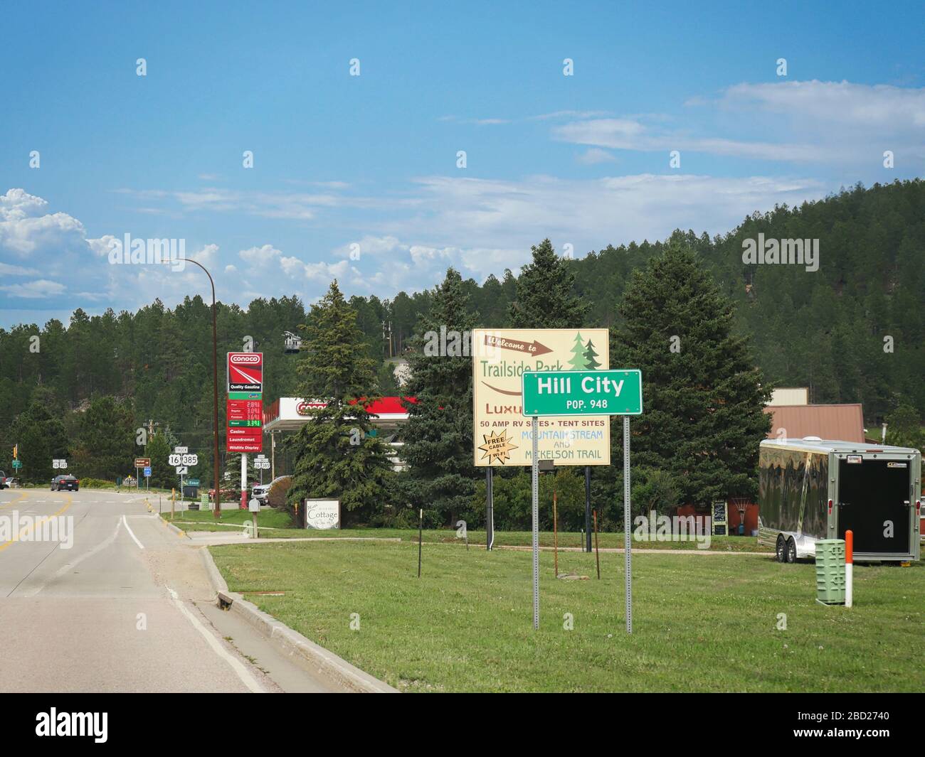 Hill City, South Dakota - Luglio 2018: Segnali stradali che si avvicinano a Hill City nel South Dakota. Foto Stock