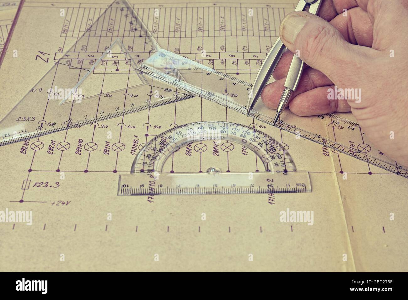 Ambiente di lavoro per ingegneri elettrici - progetto elettrotecnico, righelli e bussola divisoria. Concetto di costruzione ed elettrotecnica. Strumenti di progettazione Foto Stock