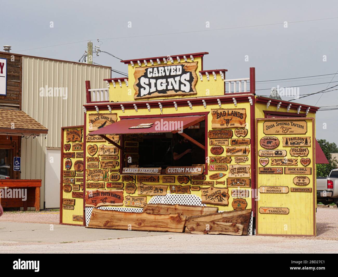 Hill City, South Dakota - Luglio 2018: Stalla stradale per un outlet insegne intagliate a Hill City. Foto Stock