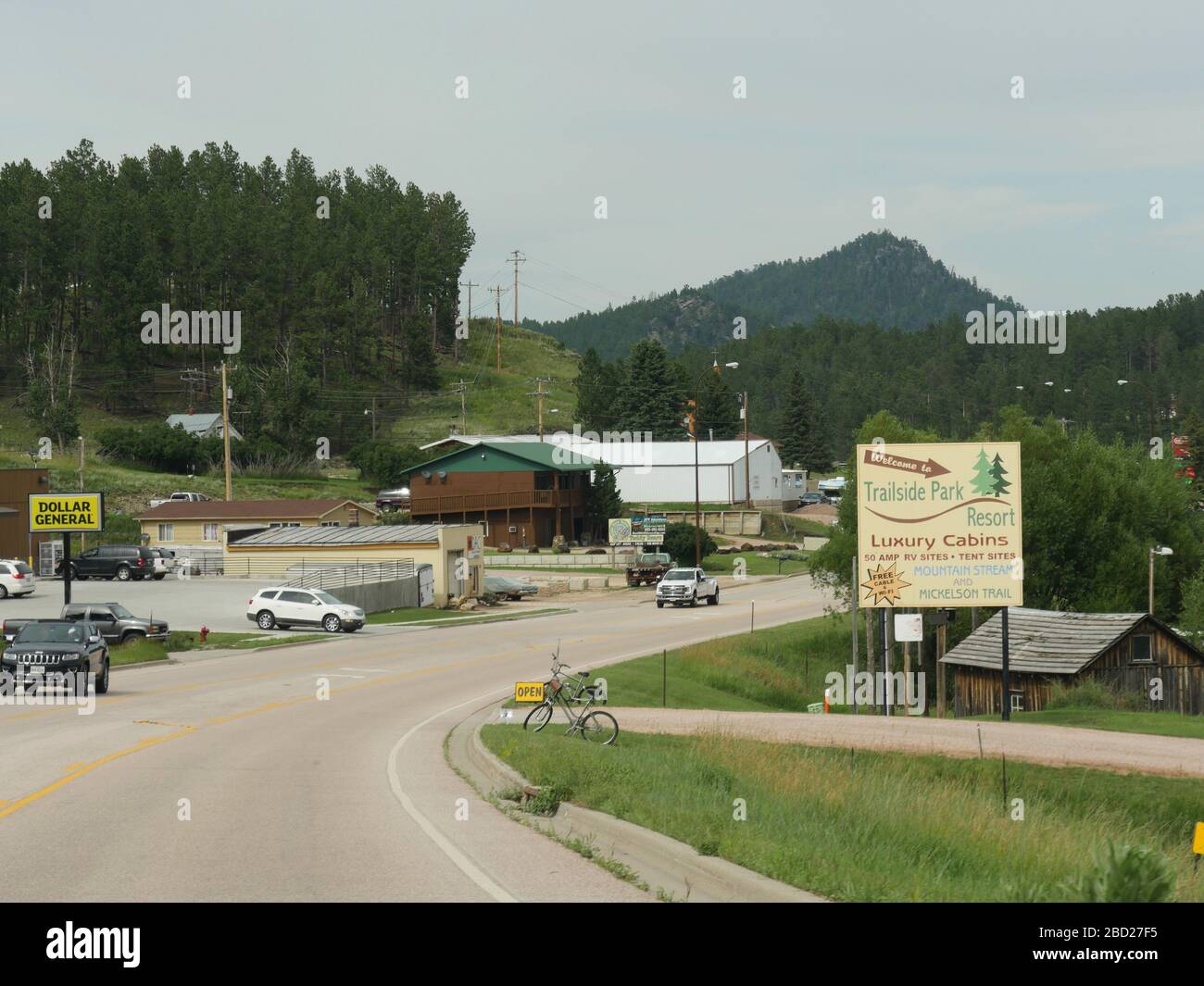 Hill City, South Dakota - Luglio 2018: Strada tortuosa con cartelli e cartelloni a Hill City. Foto Stock