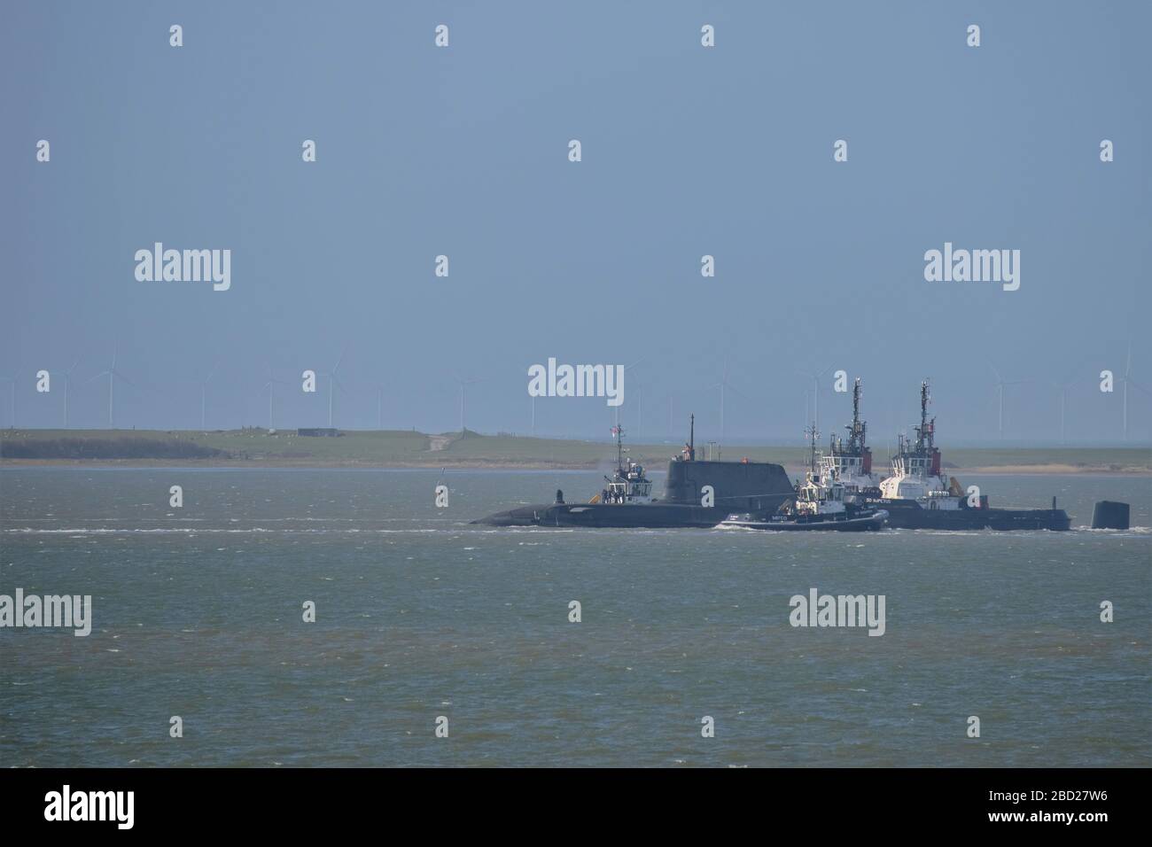 Barrow-in-Furness, Cumbria, Regno Unito. 6 aprile 2020. Meteo Regno Unito. Hazy Sunshine con Blue Skies mentre HMS parte audace per le prove in mare lungo Walney Channel dopo il completamento in BAE Systems Barrow-in-Furness. Credit:greenburn/Alamy Live News. Foto Stock