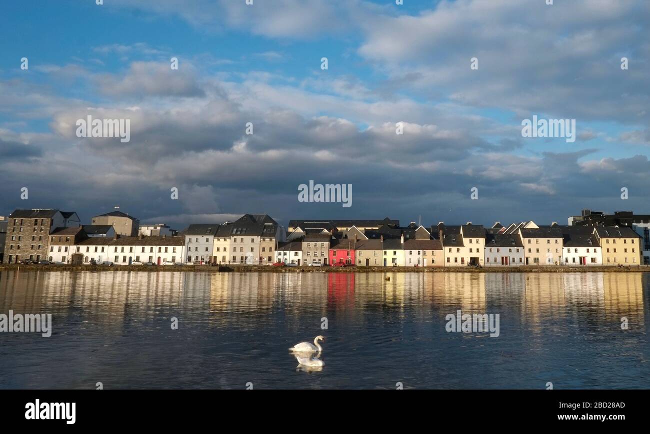 Case colorate sulla Long Walk, Galway City, County Galway, costa occidentale dell'Irlanda Foto Stock