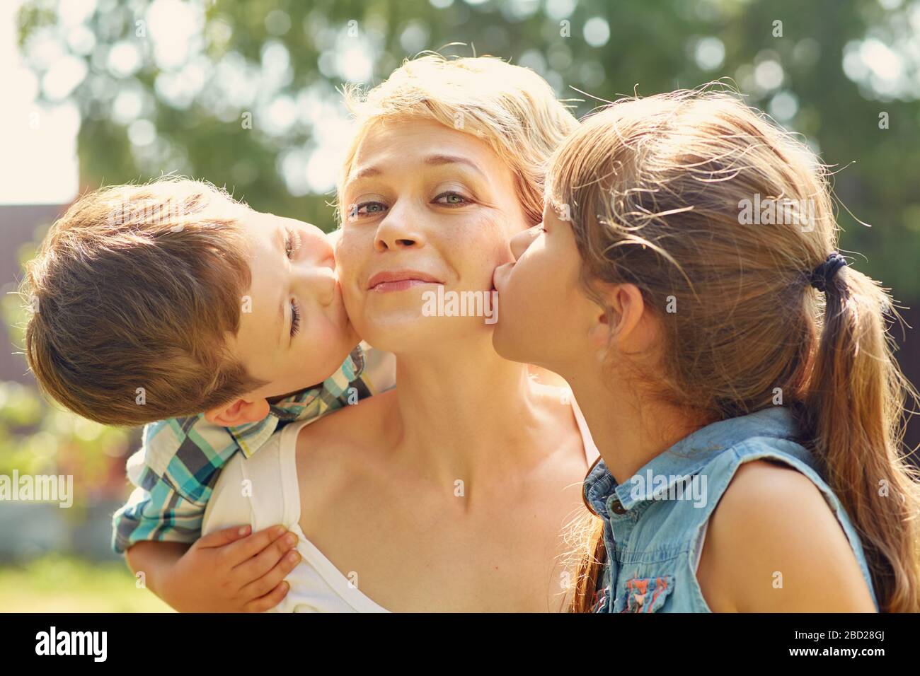 ritratto di una famiglia felice all'aperto. mamma con i bambini in estate. Madre e bambini. Foto Stock