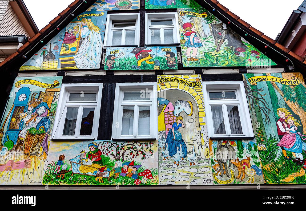 STEINAU, GERMANIA-06 MARZO 2015: Molte scene dipinte dalle fiabe Grimm su una facciata casa nel centro storico di Steinau an der Strasse. Foto Stock