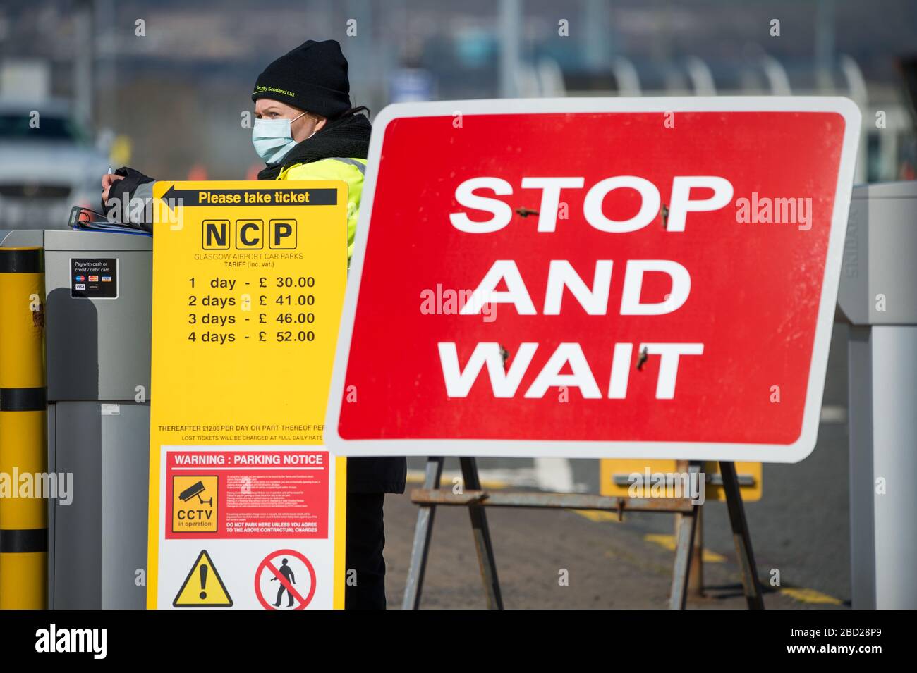 Glasgow, Regno Unito. 6 Aprile 2020. Nella foto: Lo stabilimento di test mobile del coronavirus (COVID-19) situato nel parcheggio per soggiorni prolungati dell'aeroporto di Glasgow è stato trasformato in un centro di test mobile in stile drive-thru a supporto della risposta pandemica del governo scozzese Covid-19. La pandemia di Coronavirus (COVID-19) ha colpito gravemente il Regno Unito, con le ultime cifre al 5 aprile 2020: In Scozia sono state testate 23,143 persone. Di questi: 19,437 test sono stati confermati negativi; 3,706 test sono stati positivi; 220 pazienti che sono stati testati positivi sono morti. Credit: Colin Fisher/Alamy Live News Foto Stock