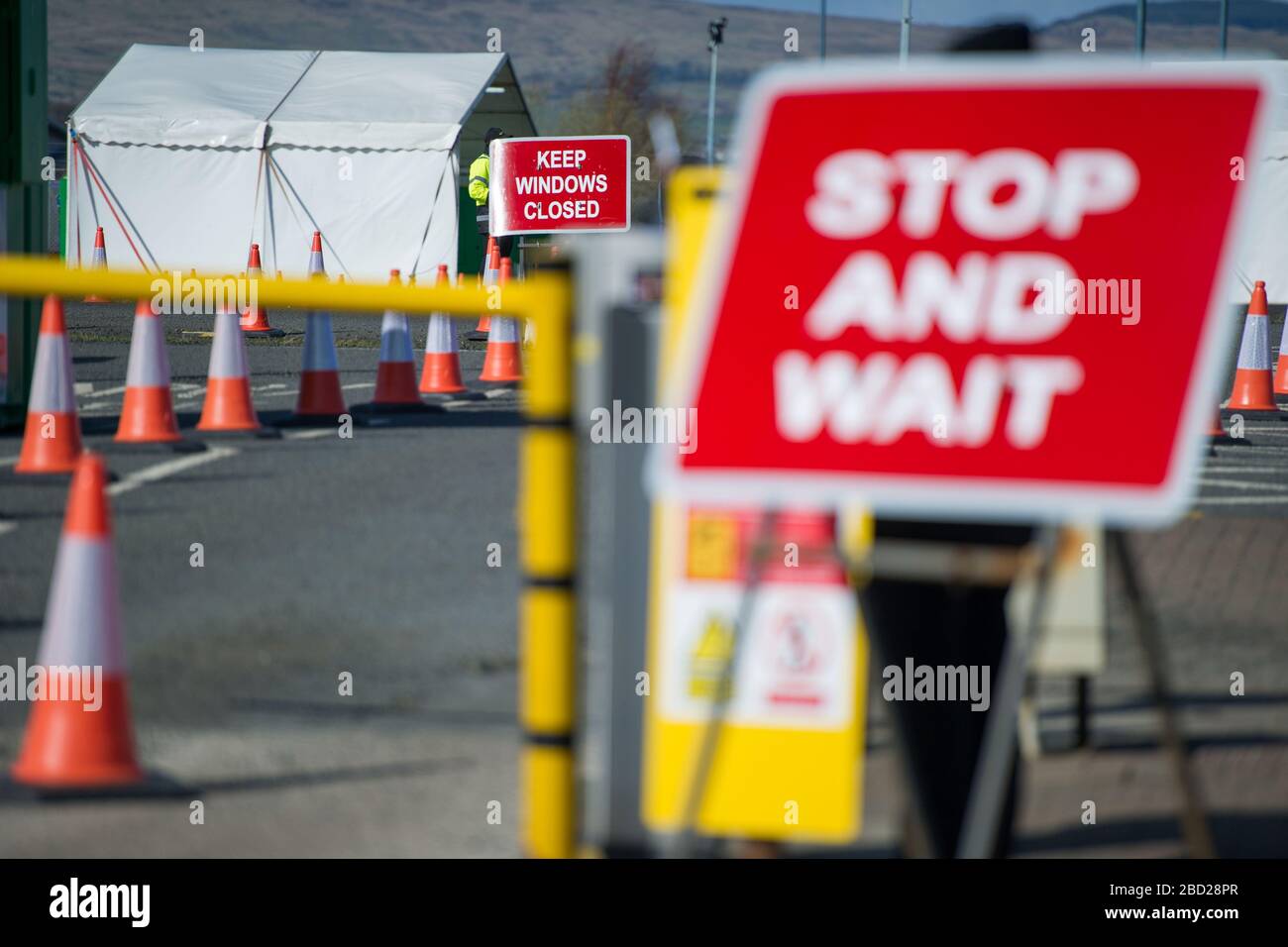 Glasgow, Regno Unito. 6 Aprile 2020. Nella foto: Lo stabilimento di test mobile del coronavirus (COVID-19) situato nel parcheggio per soggiorni prolungati dell'aeroporto di Glasgow è stato trasformato in un centro di test mobile in stile drive-thru a supporto della risposta pandemica del governo scozzese Covid-19. La pandemia di Coronavirus (COVID-19) ha colpito gravemente il Regno Unito, con le ultime cifre al 5 aprile 2020: In Scozia sono state testate 23,143 persone. Di questi: 19,437 test sono stati confermati negativi; 3,706 test sono stati positivi; 220 pazienti che sono stati testati positivi sono morti. Credit: Colin Fisher/Alamy Live News Foto Stock