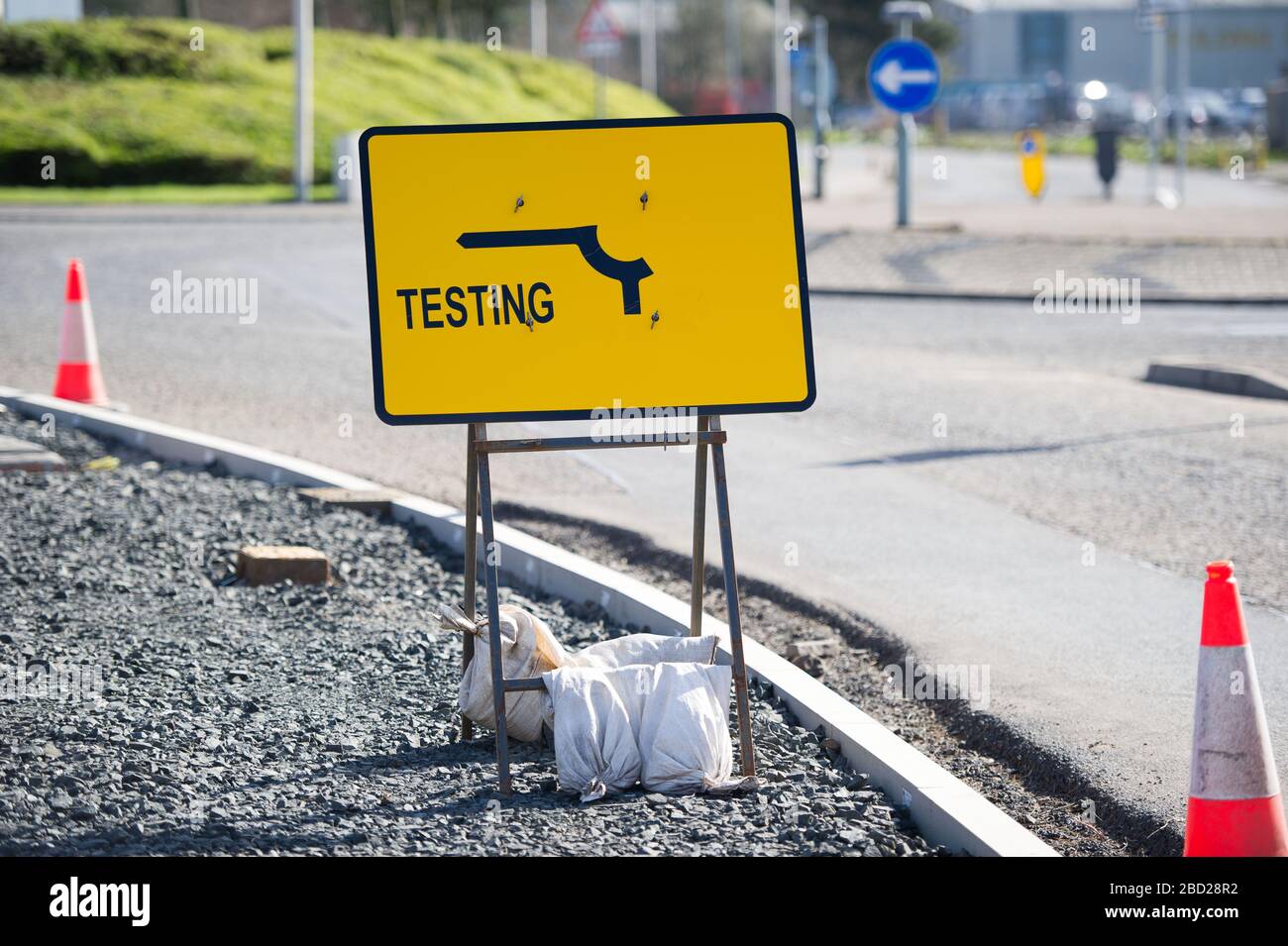 Glasgow, Regno Unito. 6 Aprile 2020. Nella foto: Lo stabilimento di test mobile del coronavirus (COVID-19) situato nel parcheggio per soggiorni prolungati dell'aeroporto di Glasgow è stato trasformato in un centro di test mobile in stile drive-thru a supporto della risposta pandemica del governo scozzese Covid-19. La pandemia di Coronavirus (COVID-19) ha colpito gravemente il Regno Unito, con le ultime cifre al 5 aprile 2020: In Scozia sono state testate 23,143 persone. Di questi: 19,437 test sono stati confermati negativi; 3,706 test sono stati positivi; 220 pazienti che sono stati testati positivi sono morti. Credit: Colin Fisher/Alamy Live News Foto Stock