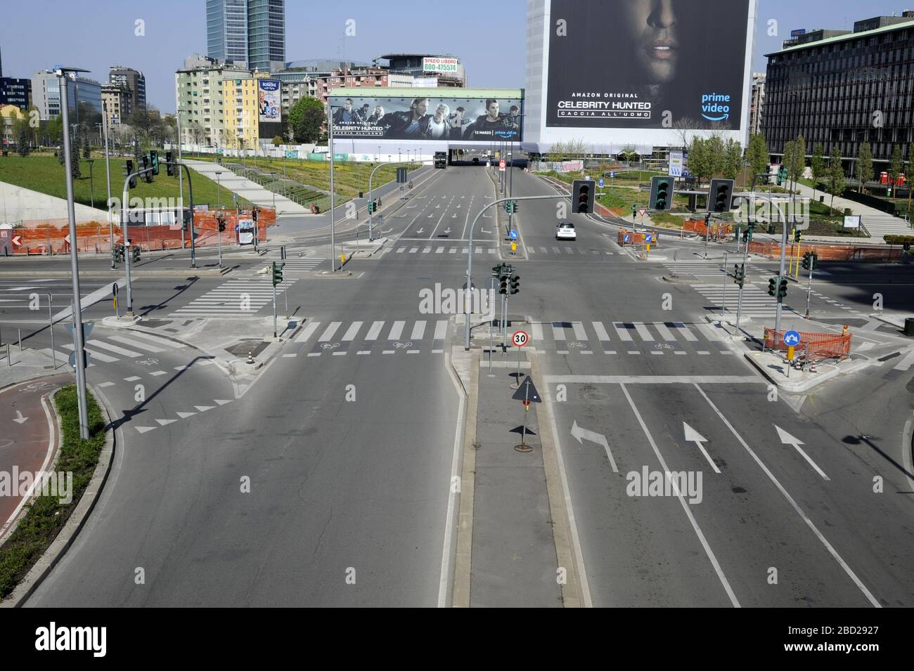 La città di Milano (Italia) sotto il blocco totale e la quarantena a causa dell'epidemia di Coronavirus nei primi giorni della primavera del 2020 Foto Stock