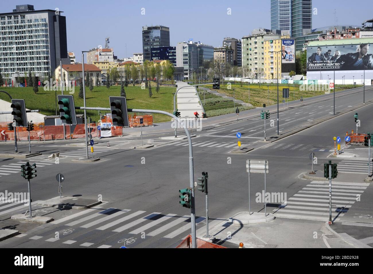 La città di Milano (Italia) sotto il blocco totale e la quarantena a causa dell'epidemia di Coronavirus nei primi giorni della primavera del 2020 Foto Stock