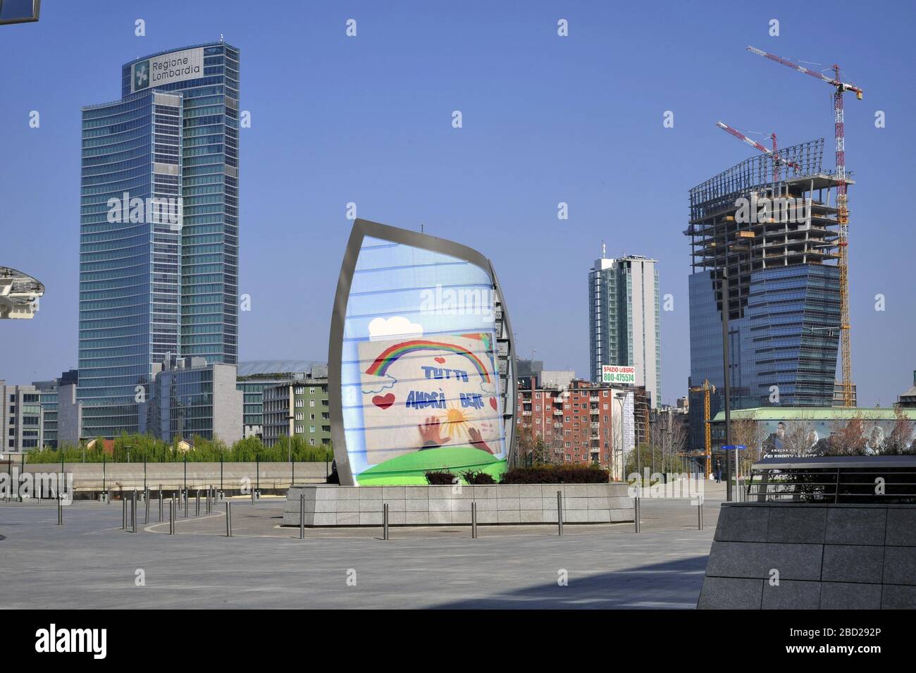 La città di Milano (Italia) sotto il blocco totale e la quarantena a causa dell'epidemia di Coronavirus nei primi giorni della primavera del 2020 Foto Stock