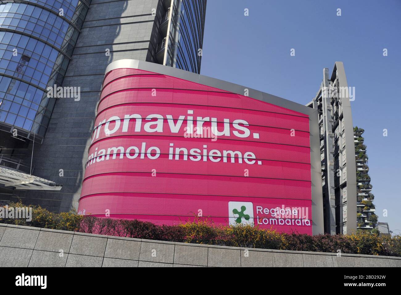 La città di Milano (Italia) sotto il blocco totale e la quarantena a causa dell'epidemia di Coronavirus nei primi giorni della primavera del 2020 Foto Stock