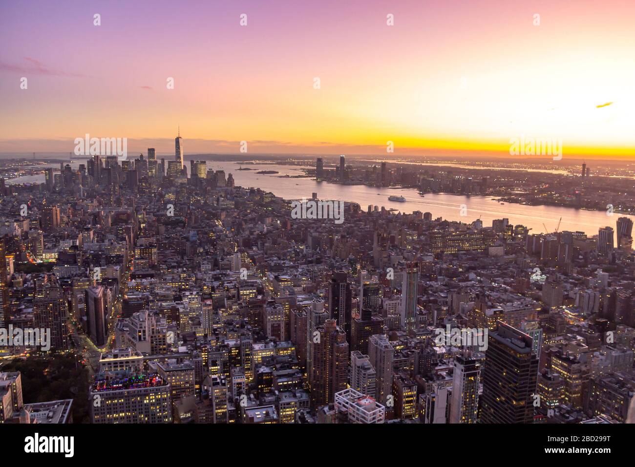 New York, Stati Uniti: 16 ottobre 2019: Vista della città di New York dalla cima dell'Empire state Building, con Lower Manhattan e il fiume Hudson Foto Stock