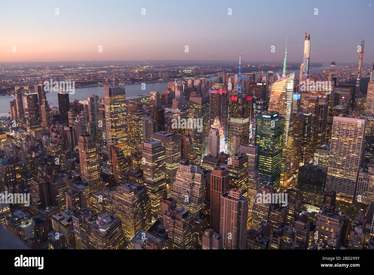 New York, Stati Uniti: 16 ottobre 2019: Vista della città di New York dall'alto dell'Empire state Building, skyline del grattacielo al tramonto Foto Stock
