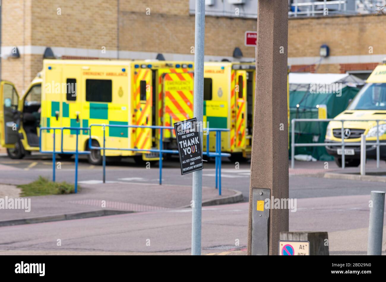 Southend on Sea, Essex, Regno Unito. 6 aprile 2020. Messaggi di supporto per il personale del servizio sanitario nazionale e i principali operatori stanno comparendo nelle strade che portano al Southend University Hospital durante il periodo di blocco pandemico del Coronavirus COVID-19 Foto Stock