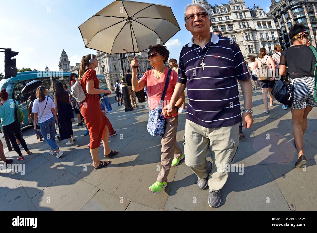 Londra, Inghilterra, Regno Unito. Coppia asiatica a piedi in Piazza del Parlamento Foto Stock