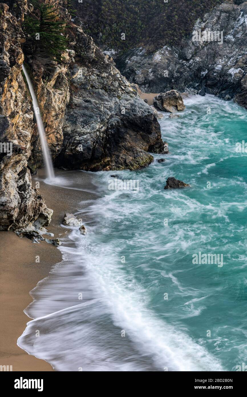 McWay Falls, Julia Pfeiffer state Park, Big sur, California, Stati Uniti Foto Stock