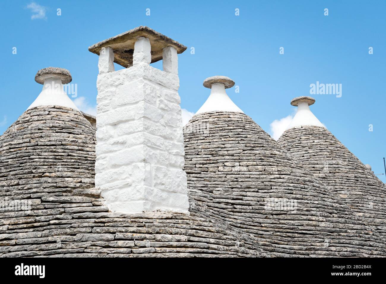 vista sul tipico tetto conico degli edifici trullo. Alberobello, Puglia. Italia Foto Stock