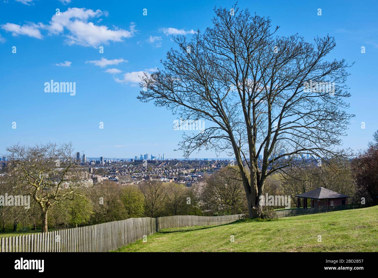 Londra Nord, Regno Unito, vista da Alexandra Park, in primavera, con Canary Wharf in lontananza Foto Stock