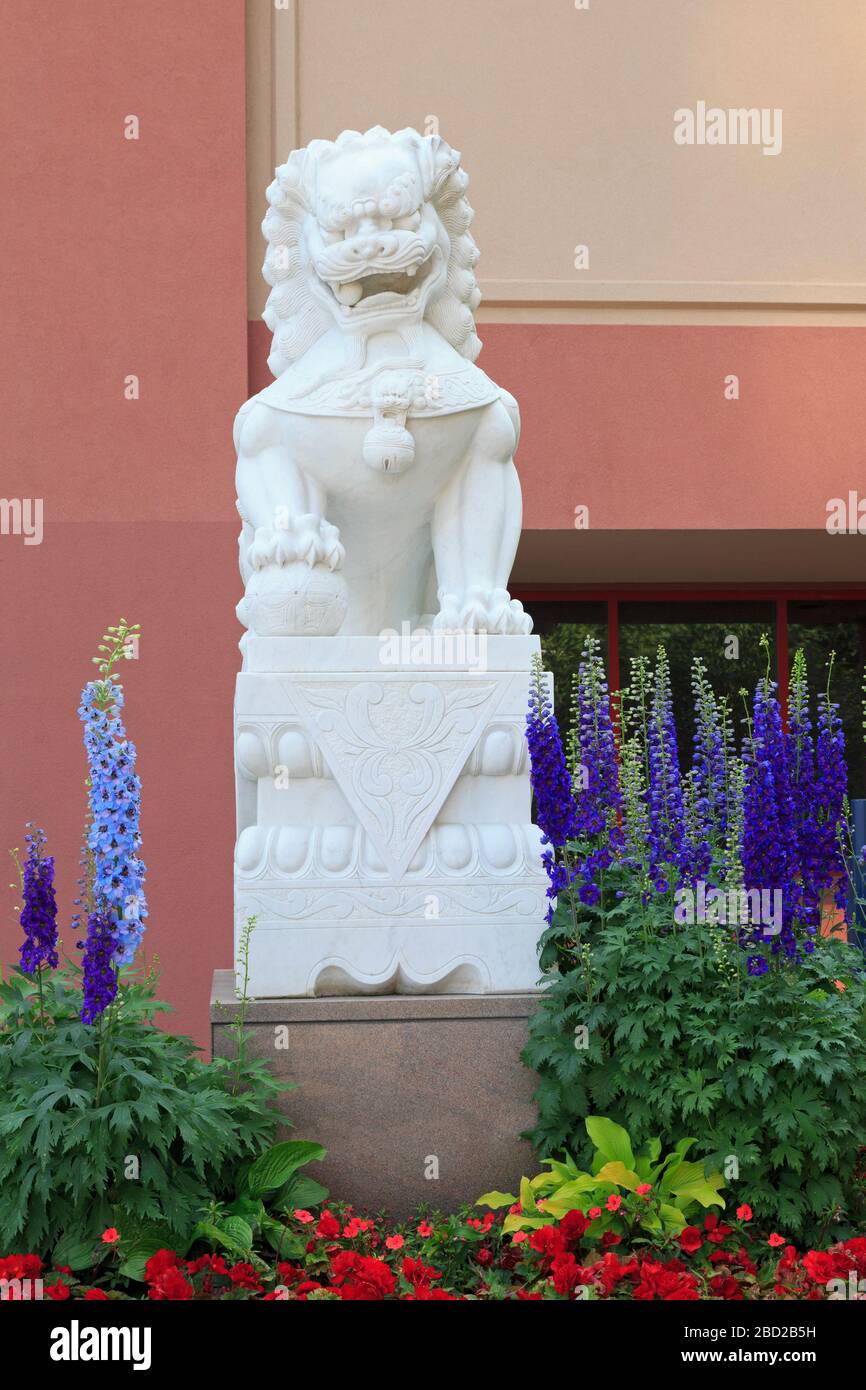 Statua del Leone, Centro Culturale Cinese, Chinatown, Calgary, Alberta, Canada Foto Stock
