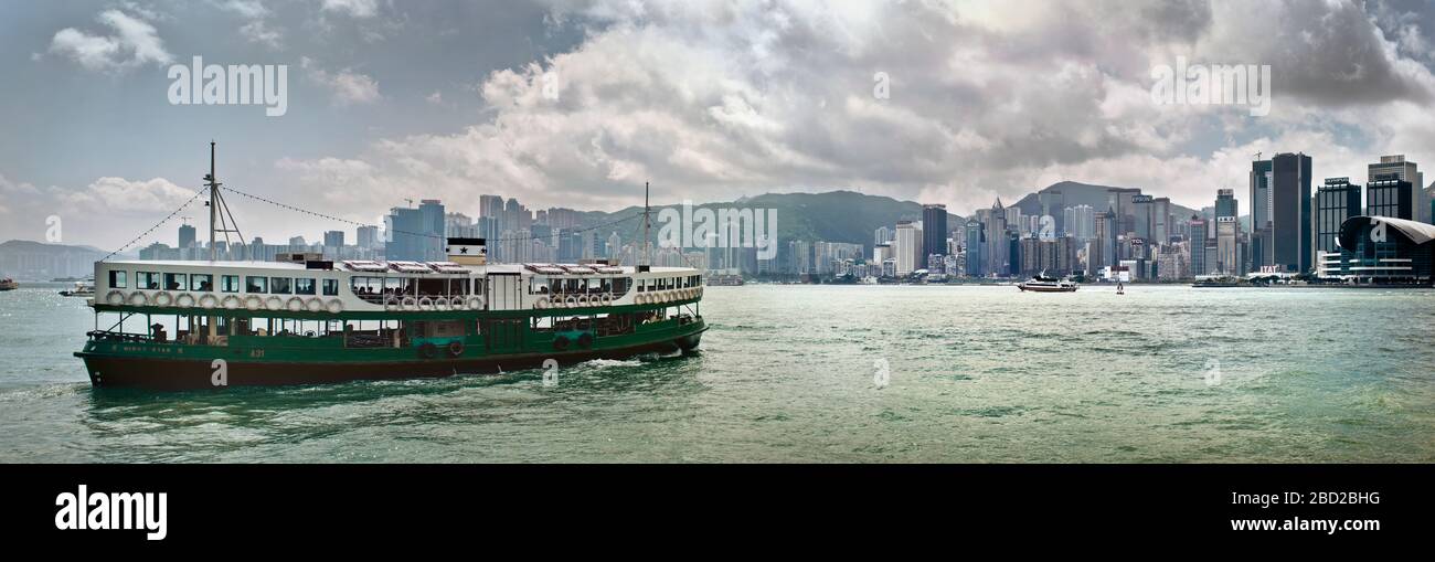 Barca turistica in barca a vela in un porto urbano. Foto Stock