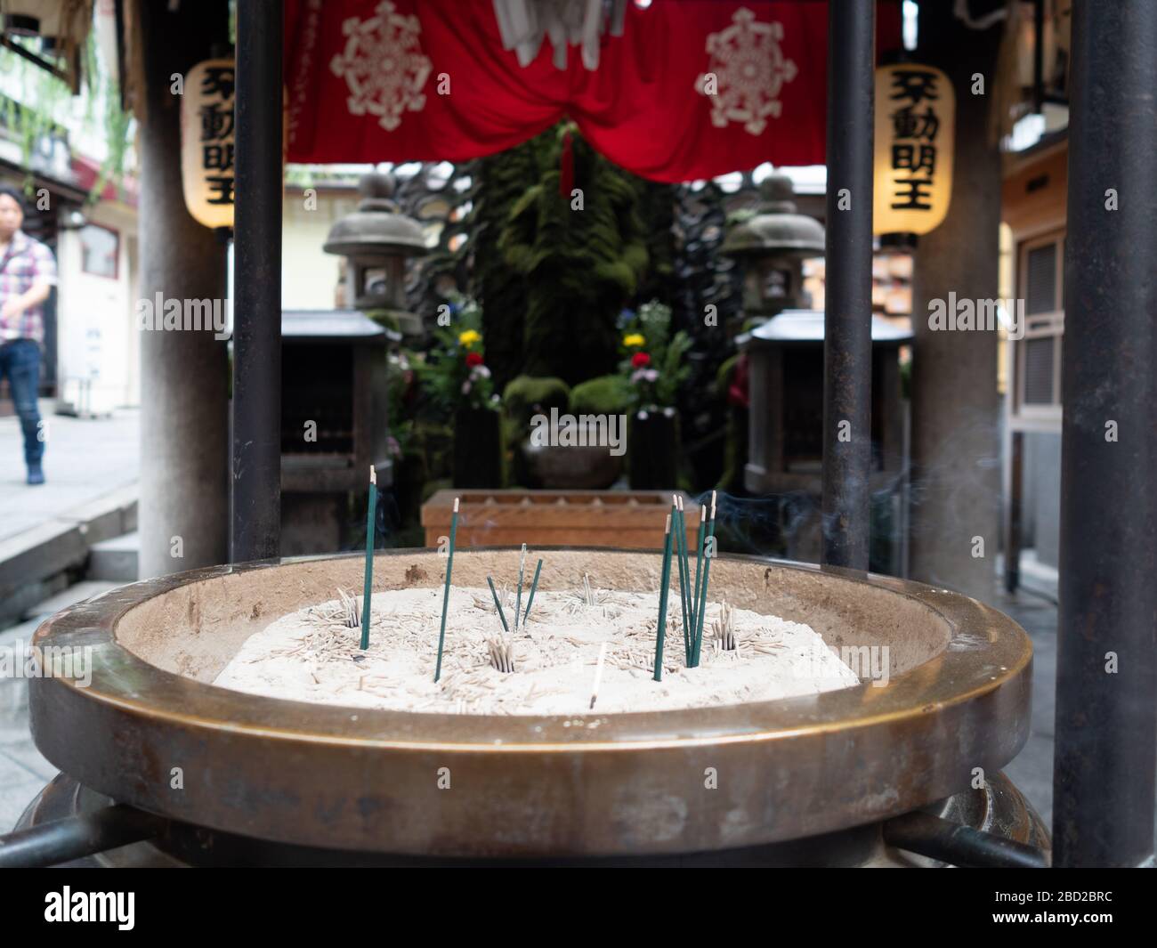 Hozen-ji, un tempio buddista nel quartiere di Dotonbori, Osaka, Giappone. Il tempio contiene una statua ricoperta di muschio della divinità Fudo Myo-o, una delle Sapienza Foto Stock