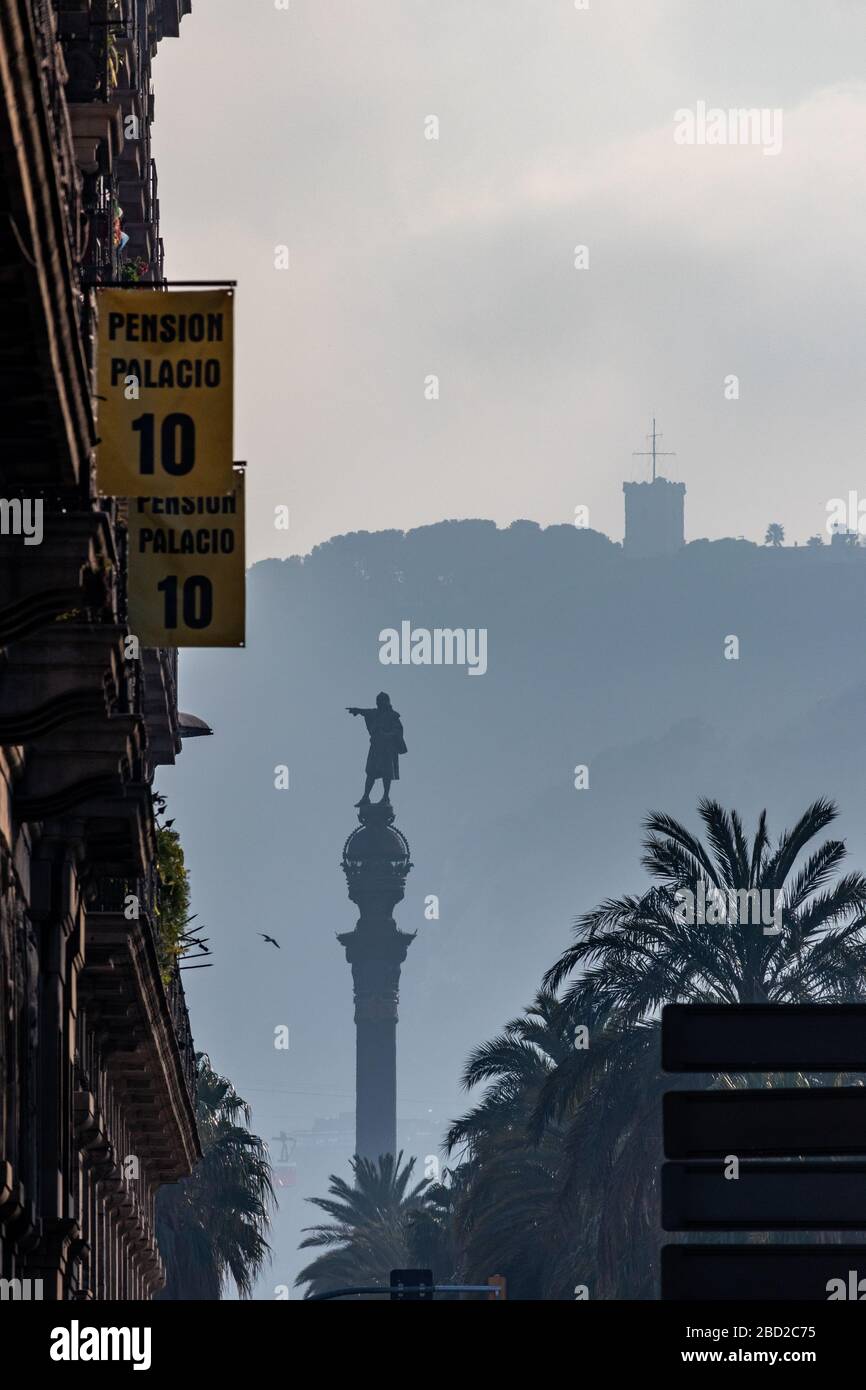 Barcellona, Spagna. 22 febbraio 2020. Cristoforo Colombo statua e Montjuic montagna e castello sullo sfondo Foto Stock